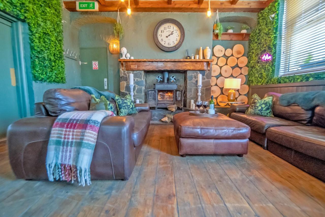 Entire Venue With Accommodation Sleeps Up To 19 - Waterfall Country Escape Wales Coelbren 外观 照片
